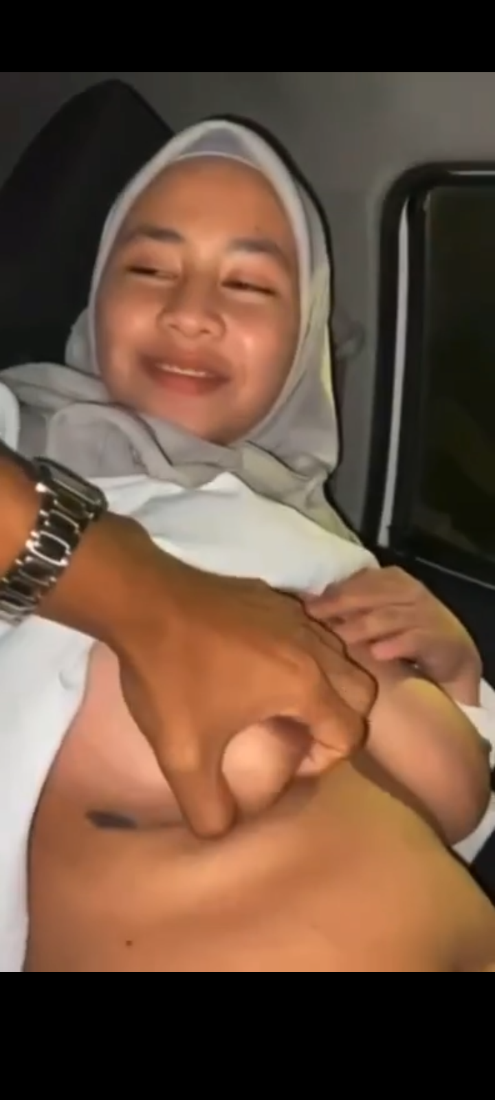 Cewek Hijab Montok digrepe di mobil bokep