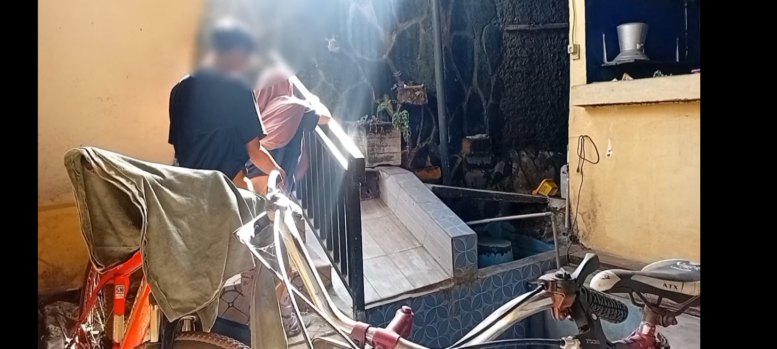 Ngintip orang Asik ngentot didepan Rumah bokep