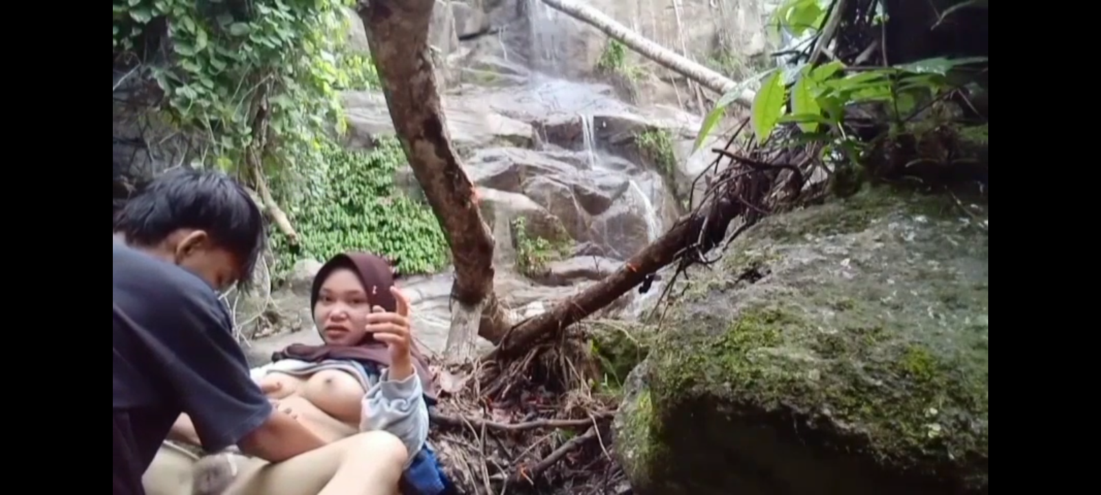 Main Dekat Air Terjun Memang Nikmat