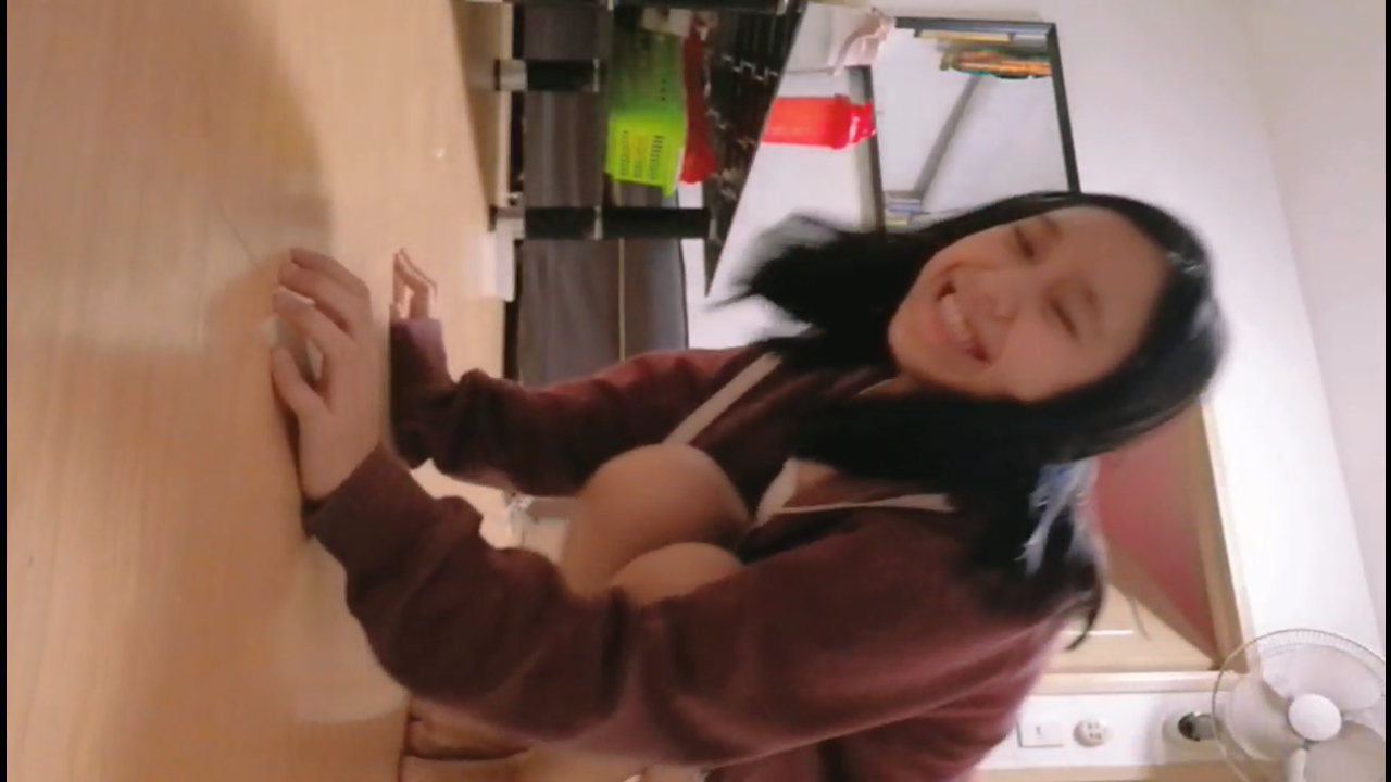 Telanjang Demi Menuruti Keinginan Pacar