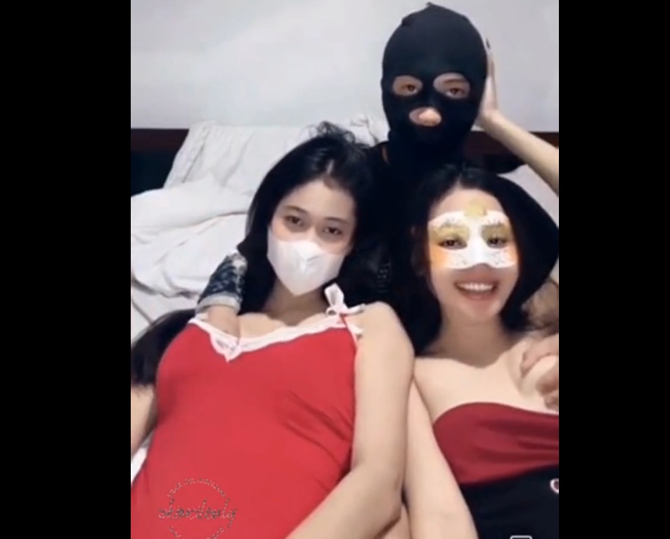 Seks Threesome Dengan Cewek-cewek Kantor