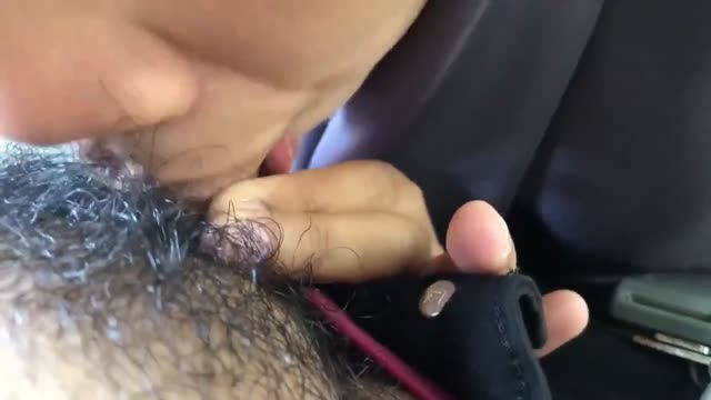 Di sepong temen berjilbab di kamar mandi